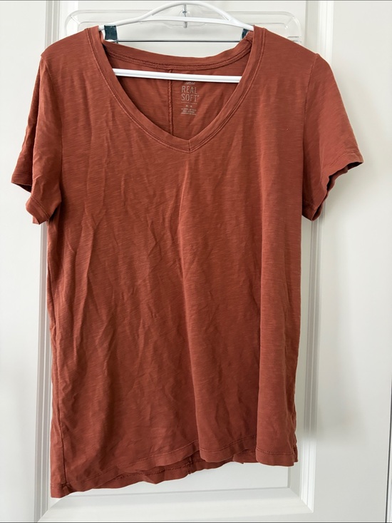 aerie Tops - aerie V-Neck Tee in Rust Brown